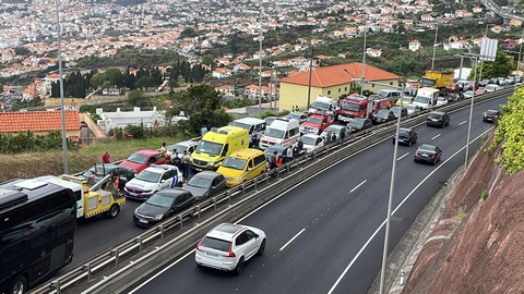 Ontem ocorreu um choque em cadeia na via rápida