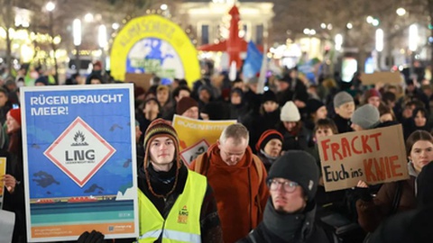 Manifestantes colaram as mãos ao chão.&nbsp;