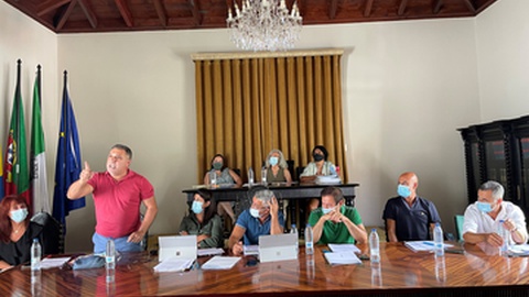 Arlindo Aguiar, de pé na imagem