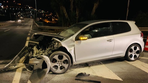 O carro sofreu avultados danos materiais e destruiu os separadores da VR1.