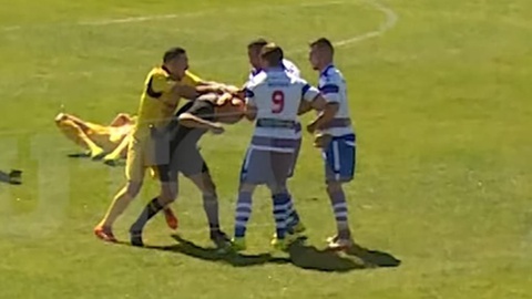 Um jogador do Canelas 2010 foi condenado em tribunal por agressão a um árbitro na partida contra o Rio Tinto, em 2 de Abril de 2017.