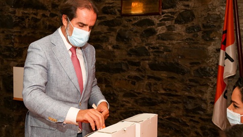 Miguel Albuquerque falava, nesta tarde e à margem da sua votação para as Directas.