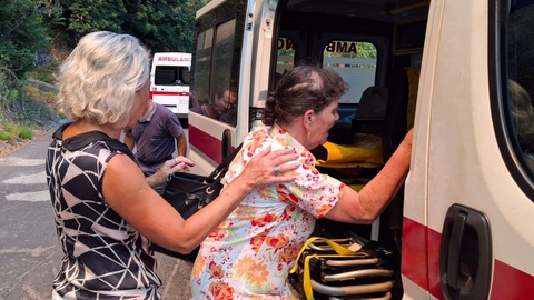 A secretária regional, Ana Sousa, ajudou na evacuação da população do sítio da Fajã das Galinhas.&nbsp; &nbsp;Foto DR/SRITJ