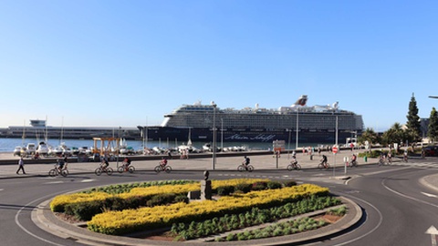 ‘Mein Schiff 6' está acostado no Cais 2