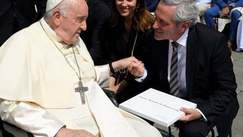 José Manuel Rodrigues ofereceu paramentos litúrgicos ao Papa.&nbsp;