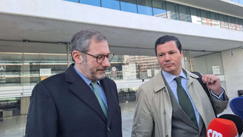Paulo Sá e Cunha e André Navarro de Noronha passaram a manhã no Campus de Justiça para consultar o processo do Ministério Público e preparar a defesa