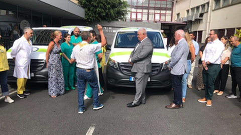 Momento em que as duas carrinhas eram benzidas.