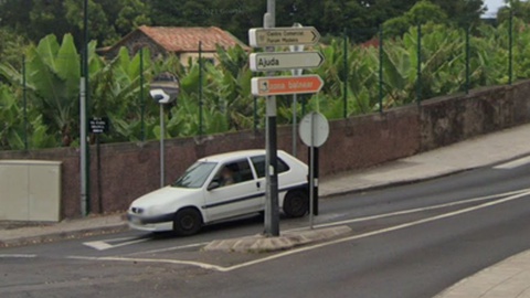 O veículo embateu neste poste