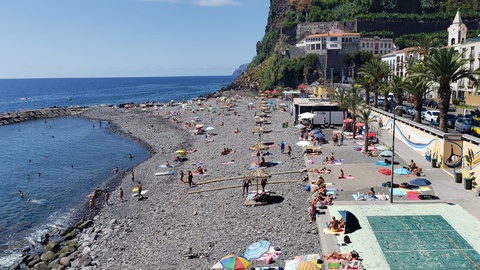 As praias têm registado bastante afluência neste dia de calor intenso.