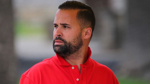 O DJ estará na cabina de som.