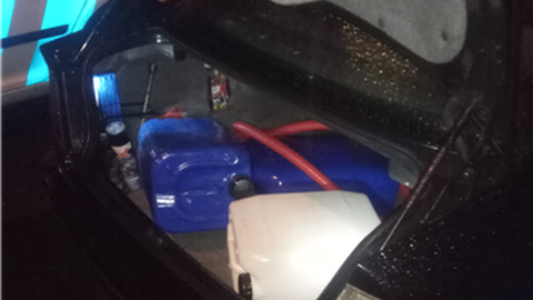 O suspeito já tinha um bidão com 60 litros de gasóleo na bagageira.