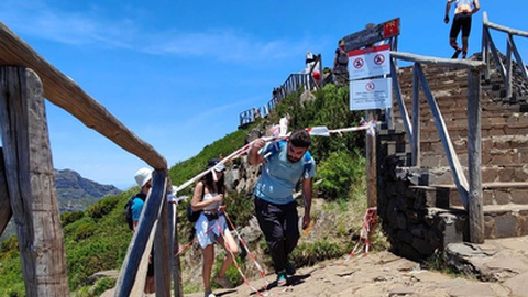O percurso entre o Pico do Areeiro e o Pico Ruivo voltou a ser encerrado devido a uma derrocada.&nbsp;