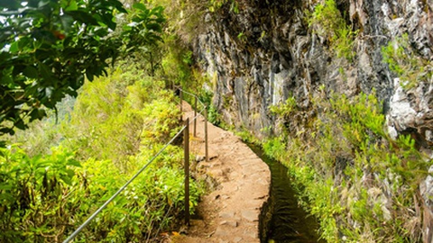 Um derrocada de grandes dimensões impossibilitava o acesso à zona do Caldeirão Verde desde o início de Dezembro do ano passado.&nbsp;