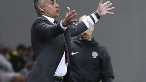 José Gomes não se sentou no banco, por castigo na anterior jornada (a que se refere esta foto). Foto HOMEM DE GOUVEIA/LUSA