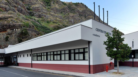 Condutora foi transportada para as urgências da Ribeira Brava.