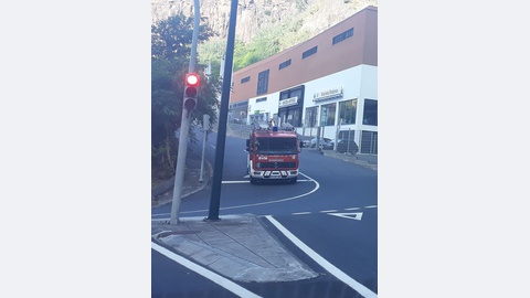 O fogo foi combatido pelos Bombeiros Voluntários Madeirenses.