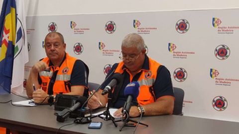 Foi na conferência do início da tarde que o governante foi confrontado com a falta de meios apontada por alguns populares.&nbsp;