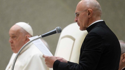 O padre Pierluigi Giroli, funcionário da Secretaria de Estado, leu a catequese do Papa.&nbsp; &nbsp;Foto DR/Vatican News