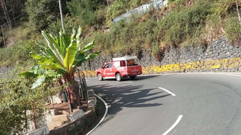 Fogo junto a residências já levou ao reforço de meios dos Bombeiros Voluntários de Câmara de Lobos no local.&nbsp;