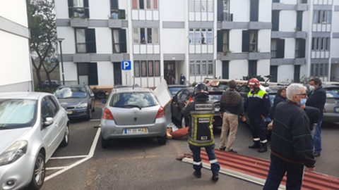 Bombeiros e Protecção Civil Municipal já estão no local a acompanhar a situação. 
