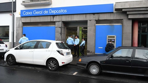 A Polícia de Segurança Pública está a recolher elementos para a investigação do crime.