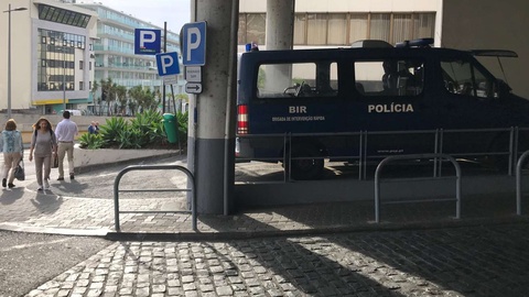A Equipa de Intervenção Rápida da PSP esteve junto ao tribunal (Edifício 2000) a garantir a segurança.