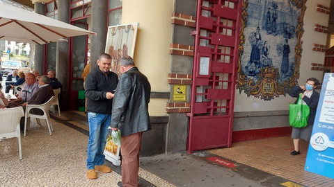 Comissão distribuiu panfletos informativos junto ao Mercado dos Lavradores.