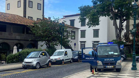 PSP bloqueia veículos no Largo do Município.