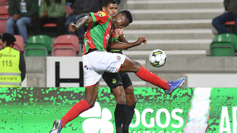 Mosquera regressa ao 'onze' do Marítimo.