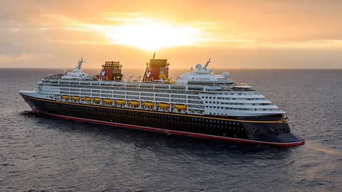 O navio ruma desde ontem para o Funchal. Saiu do porto de Dover, no Canal da Mancha.&nbsp; &nbsp;Fotos DR