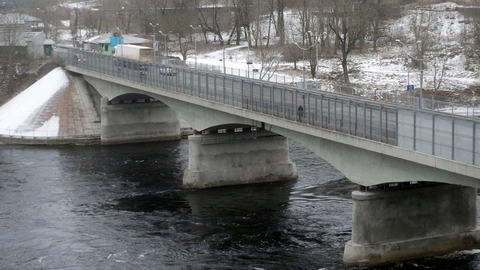 Ponte sobre o Rio Narva, que liga a Estónia à Rússia.