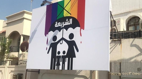 Cartazes anti-LGBT afixados pelas autoridades qataris.&nbsp; &nbsp;Foto Twitter