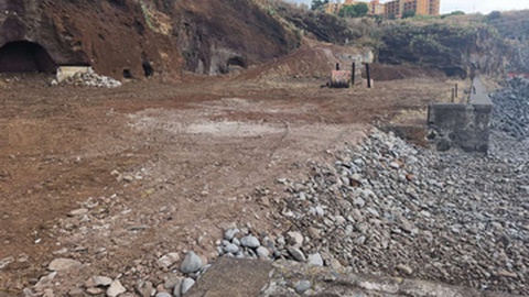 A intervenção no litoral, com a utilização de maquinaria pesada, já resultou em alterações topogáficas.