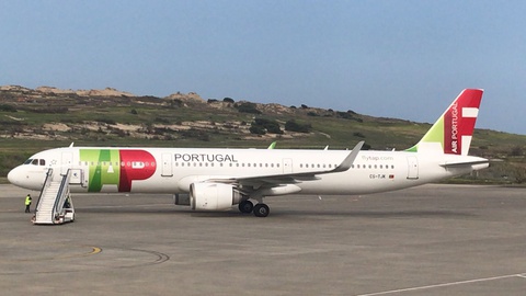 Avião da TAP permanece no Porto Santo, mas deverá rumar em breve à Madeira.