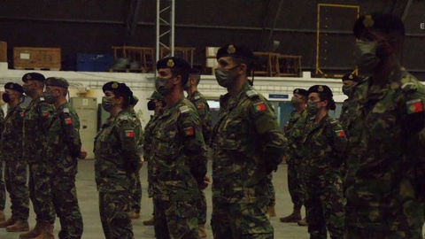 Na primeira foto a cerimónia já em solo português esta madrugada. Nas restantes fotos, a cerimónia ainda na RCA.&nbsp; Fotos Facebook/Twitter/Exército Português