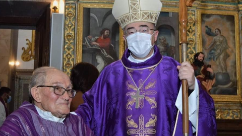 O padre Ângelo de Freitas, acompanhado do Bispo do Funchal, em 2020, por ocasião das celebrações dos seus 75 anos de ordenação.&nbsp;