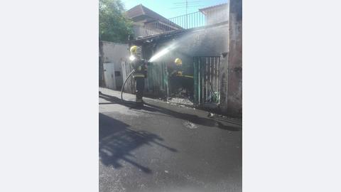 O incêndio foi extinto pelos Bombeiros Voluntários Madeirenses.
