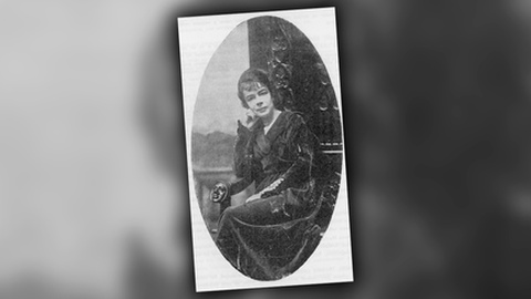 Foto de estúdio de Luzia, cerca de 1917 (autor desconhecido, foto em domínio público)