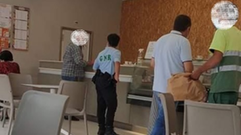Jovem fotografado em estabelecimento comercial a vestir 'farda' da GNR
