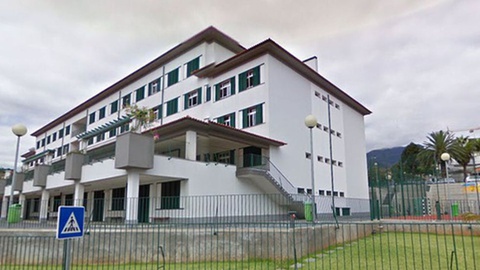 A Escola Básica dos 2.º e 3.º ciclos Dr. Horácio Bento de Gouveia ganhou esta designação no ano lectivo 1982/1983, sendo designada anteriormente de&nbsp;Escola Preparatória da Cruz de Carvalho.&nbsp;