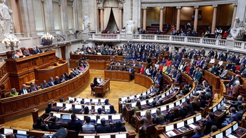 O requerimento da bancaa socialista é dirigido a Luís Montenegro e às ministras Margarida Blasco e Rita Alarcão Júdice.