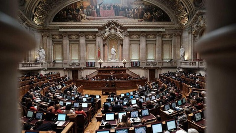 Presidente da República dissolveu o Parlamento a 5 de Dezembro. A oitava dissolução da Assembleia da República.