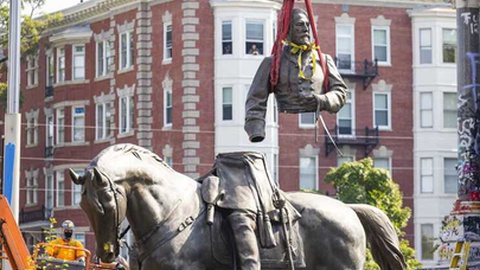 A capsula do tempo foi encontrada na base da estátua do General Robert Lee. Foto DR