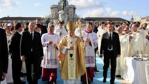 Papa Bento XVI à chegada ao Terreiro do Paço, em Lisboa, para celebrar a missa, a 11 de maio de 2010