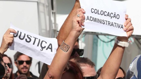Dezenas de professores manifestaram-se hoje junto às cerimónias comemorativas do 05 de Outubro em Lisboa. FOTO LUSA