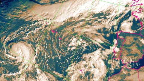 O ciclone está a deslocar-se para este/nordeste a 13 quilómetros/hora em direcção ao arquipélago. FOTO IPMA Açores