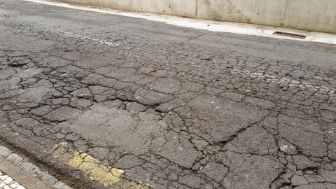 O pavimento das ruas 5 de Outubro e 31 de Janeiro, no Funchal, encontram-se visivelmente em mau estado.