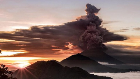 Bali é o principal destino turístico da Indonésia, com uma afluência mensal de cerca de 200 mil turistas estrangeiros.
