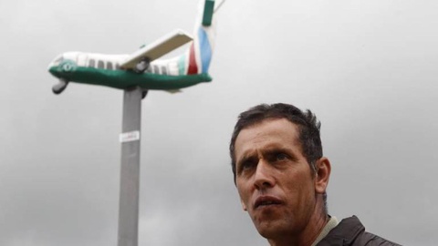 Luis Valencia, um habitante da cidade colombiana de La Union, que ajudou a socorrer as vítimas do acidente ocorrido há um ano. FOTO LUIS EDUARDO NORIEGA/EPA