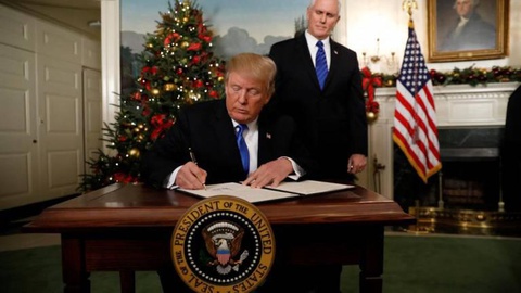 O presidente dos Estados Unidos, Donald Trump, assina a ordem em Jerusalém na sala diplomática da Casa Branca. em Washington. Foto REUTERS/Kevin Lamarque 
